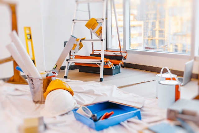 Préparation d’un chantier de rénovation intérieure avec matériel, outils et équipements de travaux.